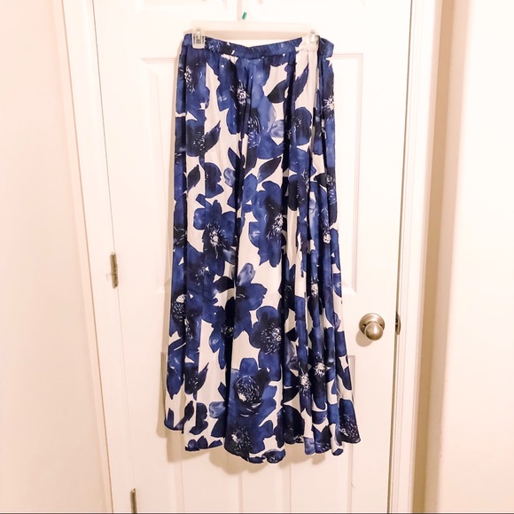 Roz & Ali Dresses & Skirts - NWT!! Floor length formal flower circle skirt